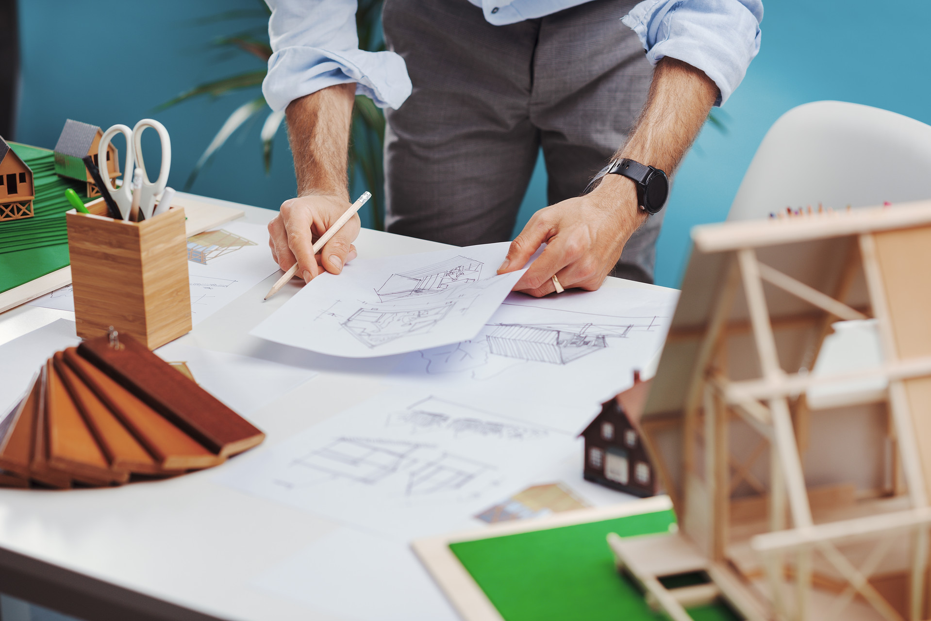 Ein junger Architekt entwirft ein Konzept für neue Lösungen für nachhaltige Architektur.