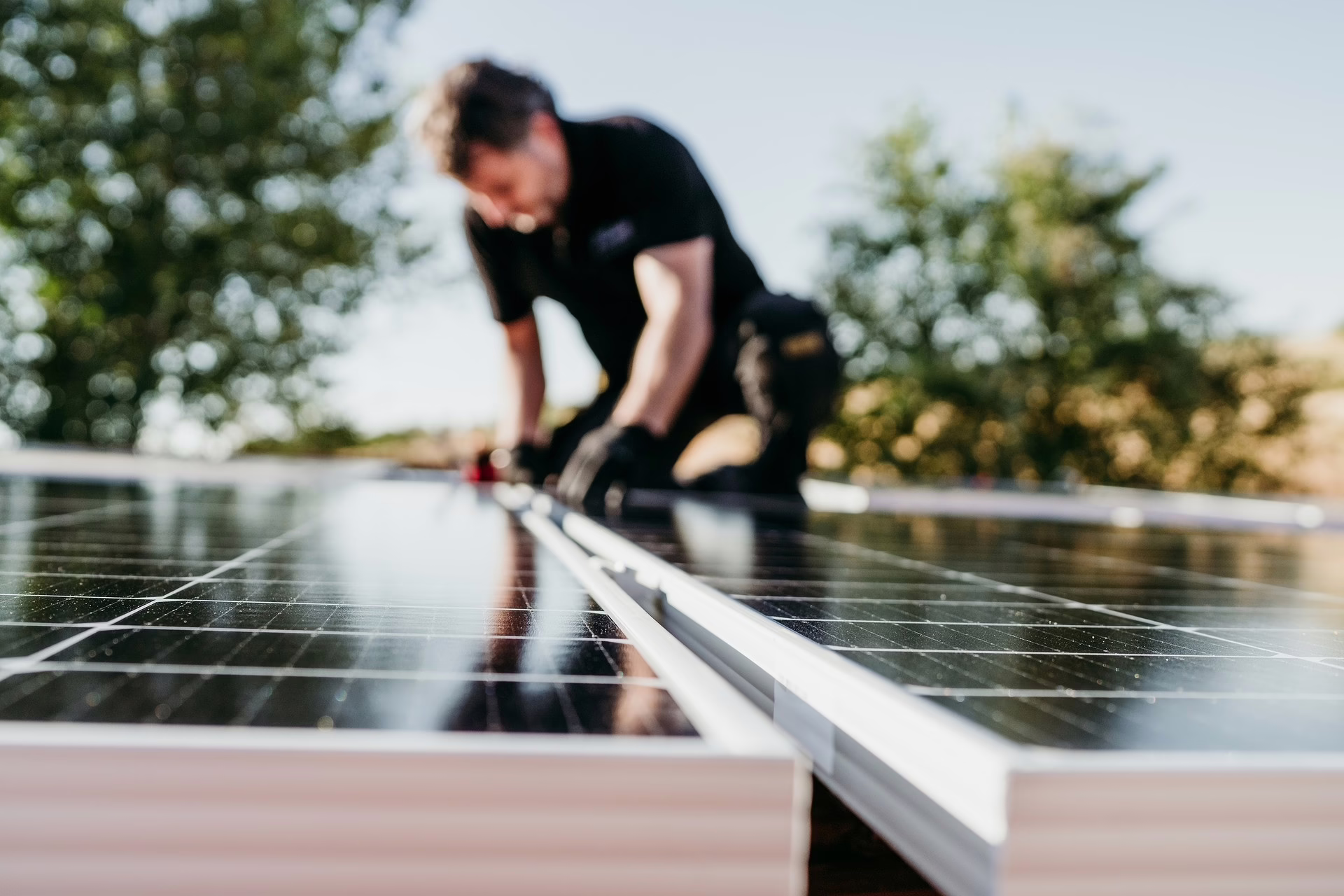 Photovoltaik-Anlage mit einem Monteur im Hintergrund
