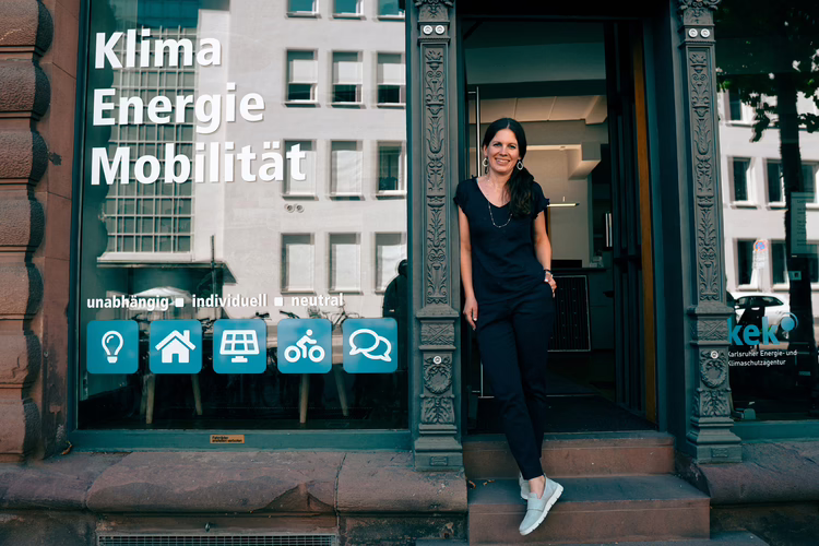 Kristine Simonis, Expertin für nachhaltige Mobilität bei der KEK, steht mit einer lockeren Haltung im Türrahmen des Beratungszentrums.