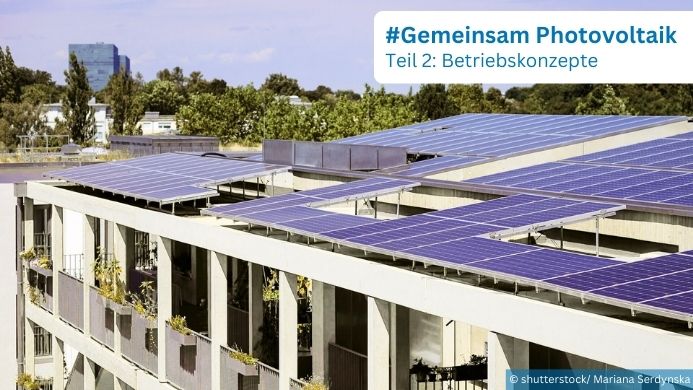 Ein Mehrfamilienhaus mit Photovoltaik auf dem Dach ist zu sehen.