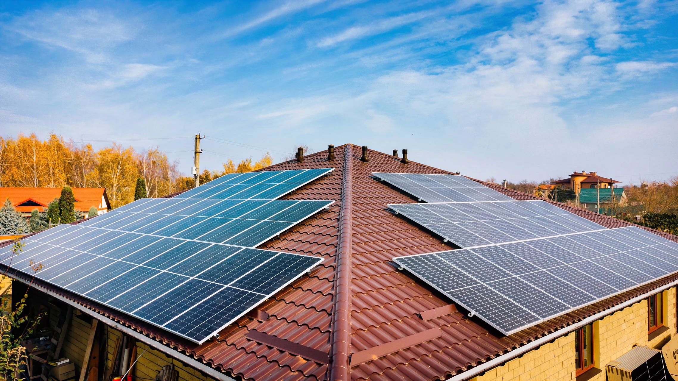 Ein Dach mit Photovoltaikanlagen darauf ist zu sehen.