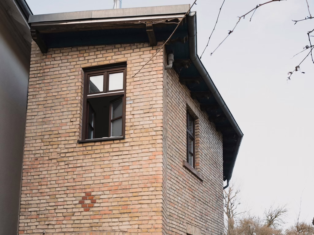 Man sieht das Backhaus von außen.