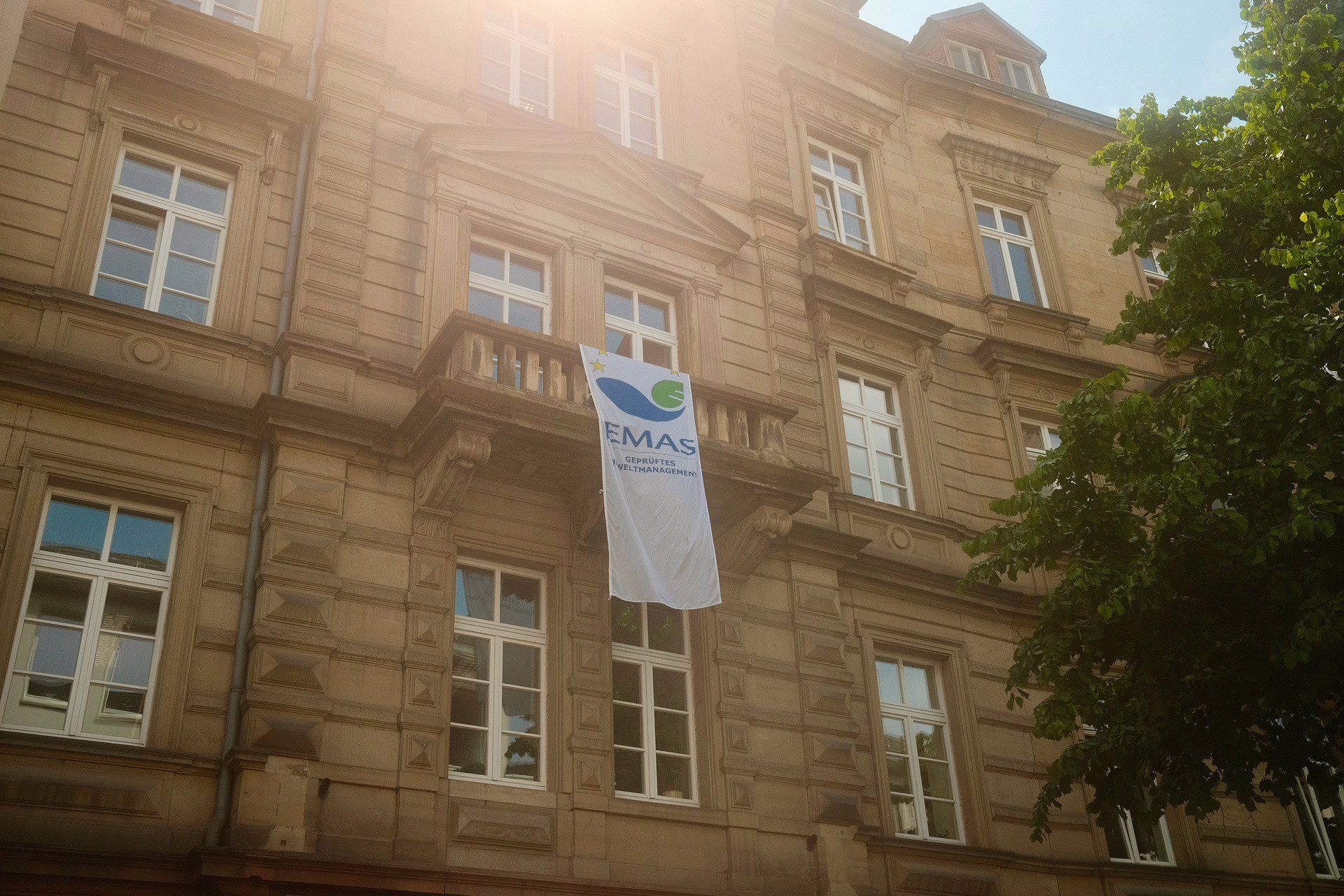 Über dem Beratungszentrum hängt die EMAS Flagge herunter.