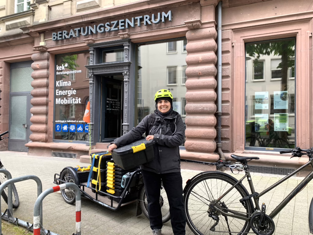 Carmen von Urbane Gärten Karlsruhe steht bei der Abholung des Bioabfalls mit ihrem Lastenrad vor der Karlsruher Energie- und Klimaschutzagentur.