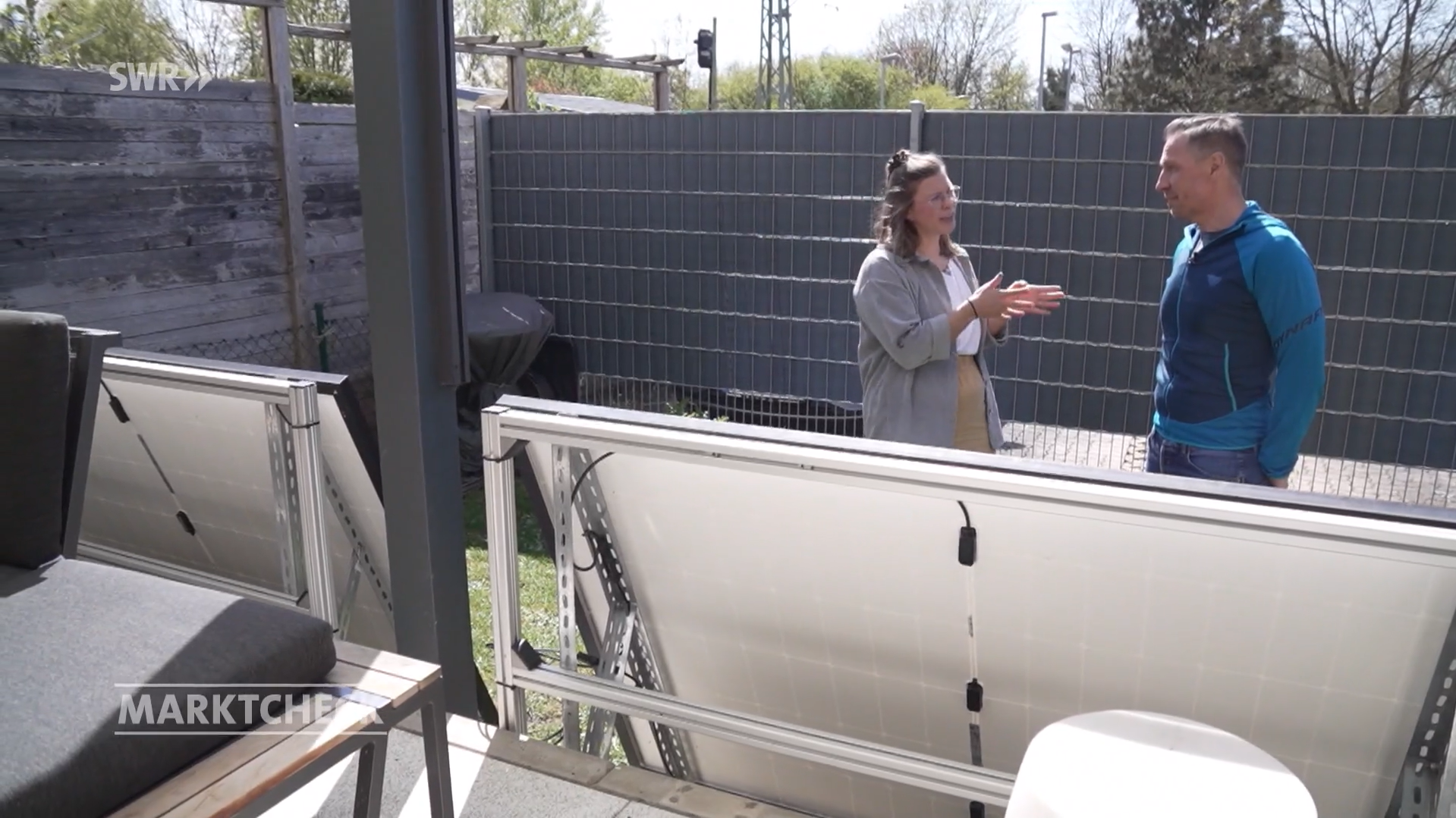 Energieberaterin Vanessa Herhoffer im Gespräch mit einem PV-Besitzer.