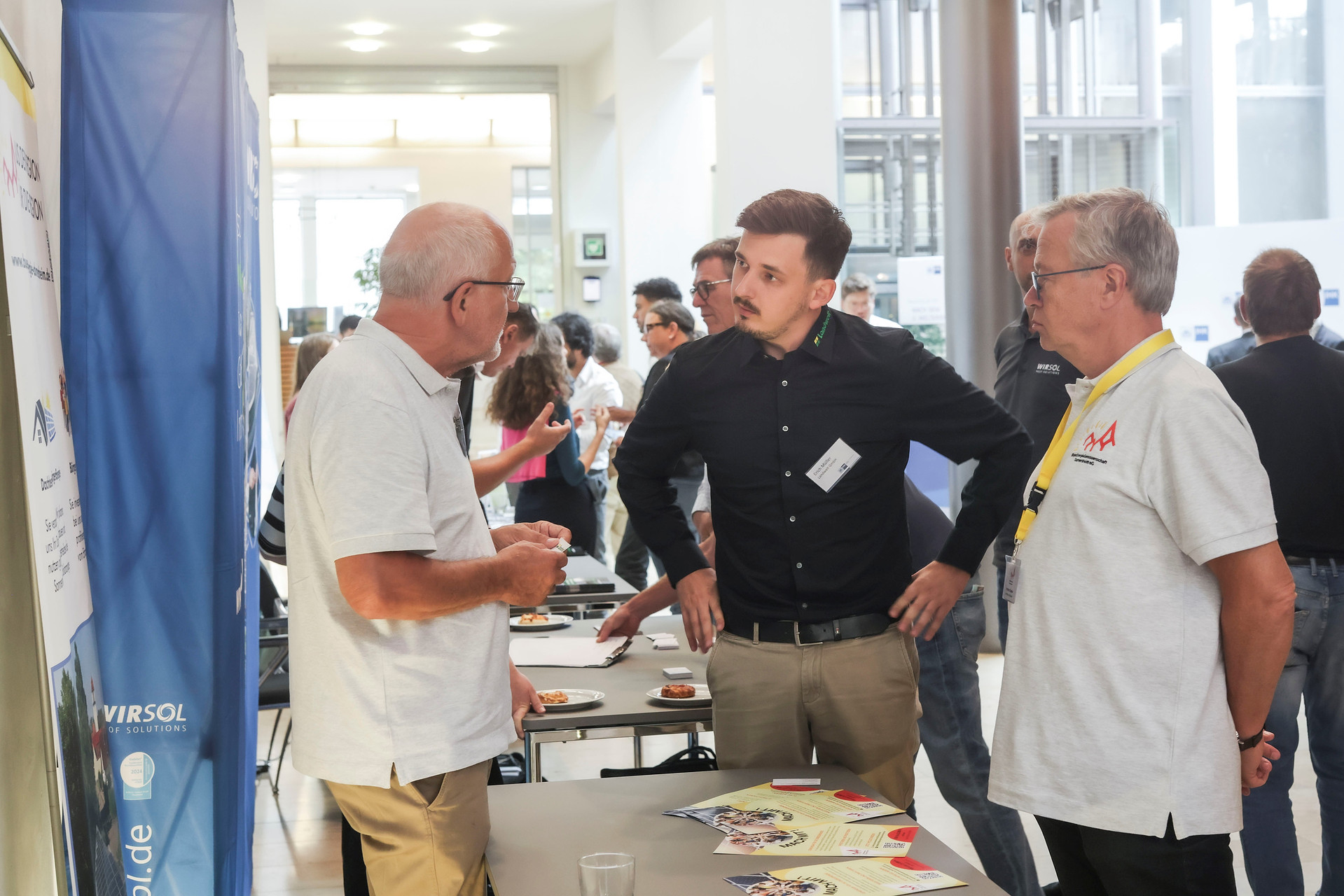 An einem Infostand werden Fragen beantwortet.