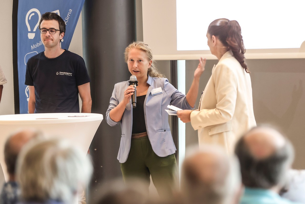 Photovoltaik Expertin Karina Romanowski erklärt etwas bei der Veranstaltung.
