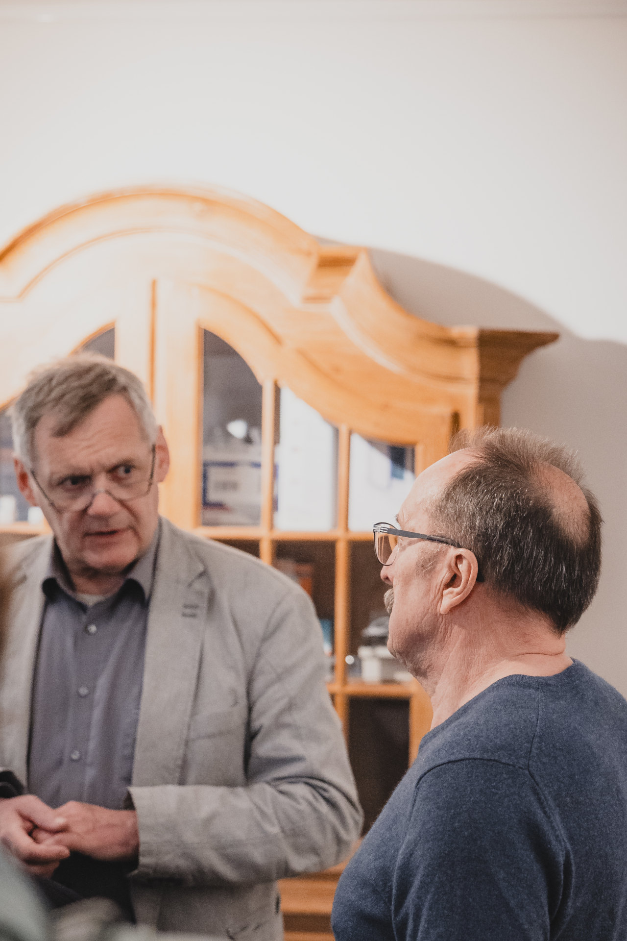Energieberater Bernd erklärt Bruno dem Hausbesitzer etwas.