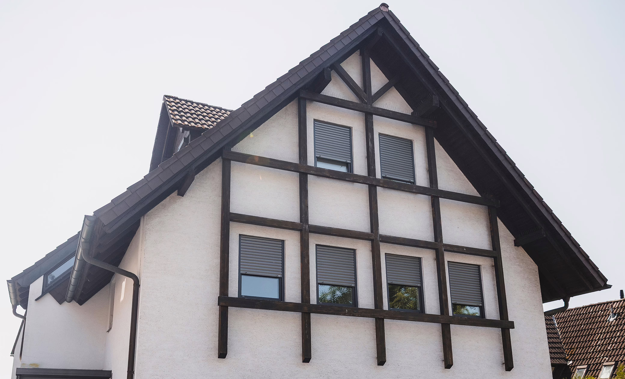 Die Fassade des Hauses ist zu sehen. die Fassade ist mit Holzbalken geschmückt.