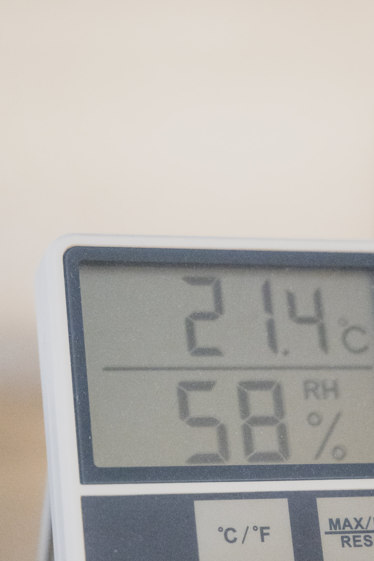 Ein Gerät ist zu sehen. Es zeigt die Themperatur und die Luftfeuchtigkeit. 21,4 Grad hat es mit 58% Luftfeuchtigkeit.