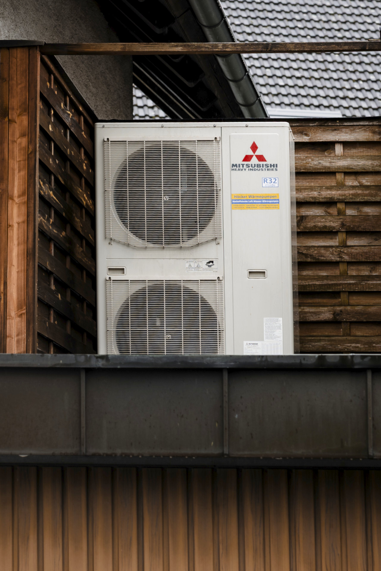 Die Wärmepumpe des Hauses steht auf der Garage draußen.