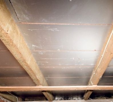Die Decke des Hauses ist zu sehen. Man sieht Holzbalken und eine dunkel braune Decke.