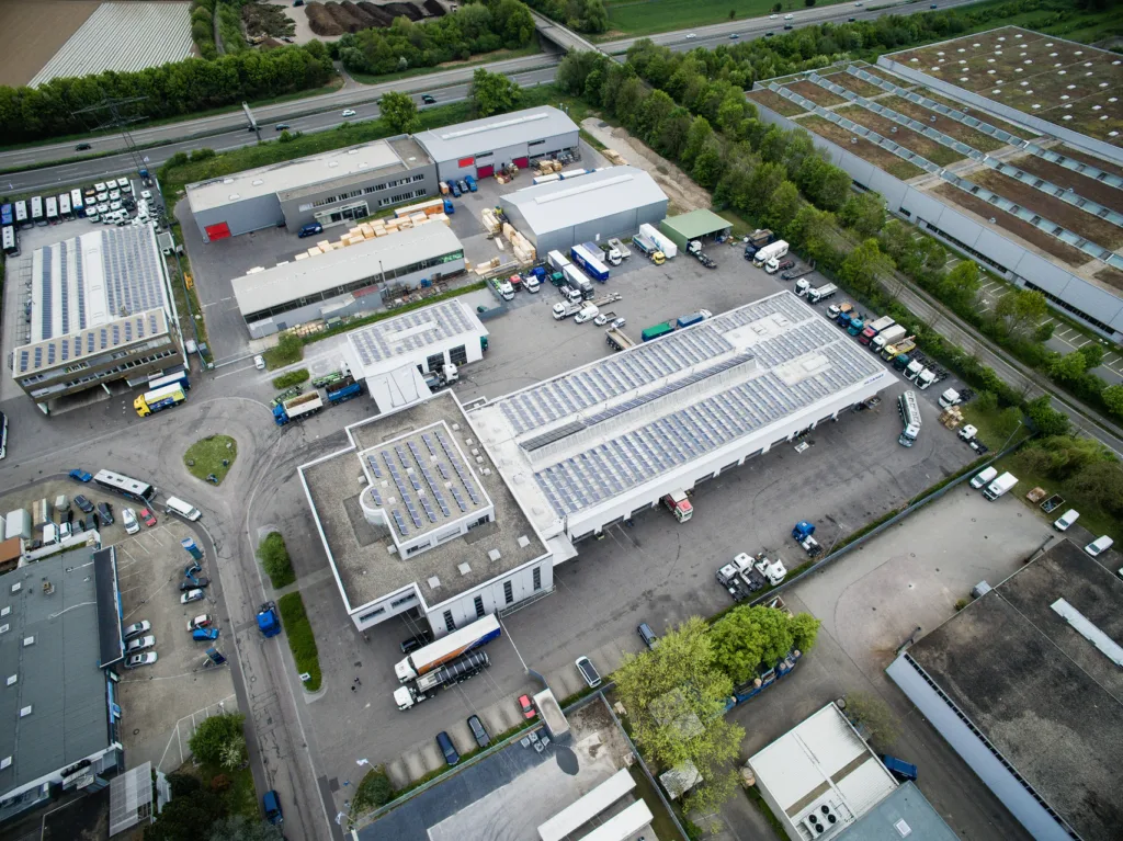 Drohnenaufnhame vom Firmenstandort der Martin Knirsch Kraftfahrzeuge GmbH im Gewerbegebiet Roßweid in Karlsruhe