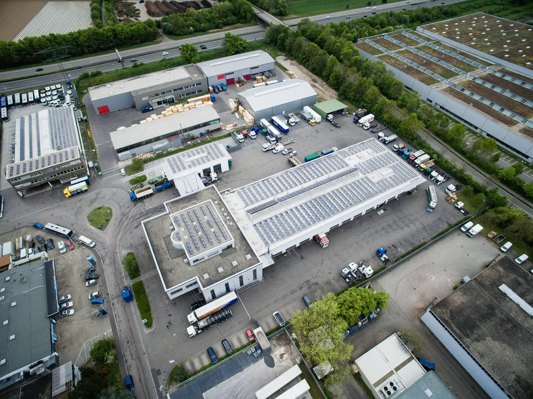 Drohnenaufnhame vom Firmenstandort der Martin Knirsch Kraftfahrzeuge GmbH im Gewerbegebiet Roßweid in Karlsruhe