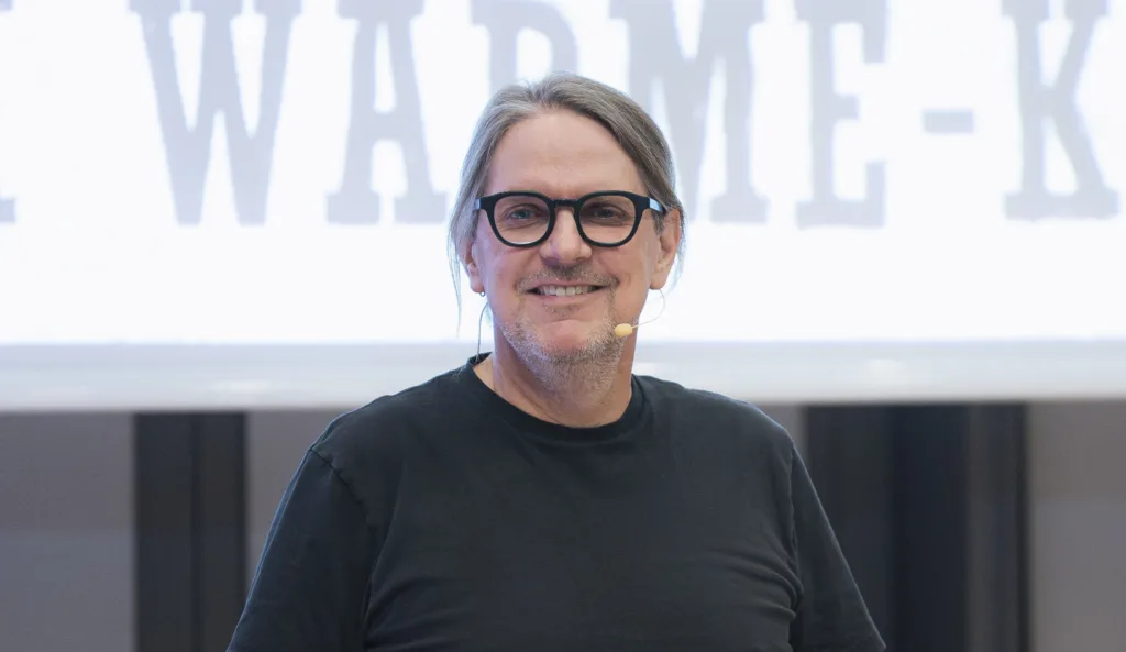 Energiesparkommissar Carsten Herbert lächelt in die Kamera.