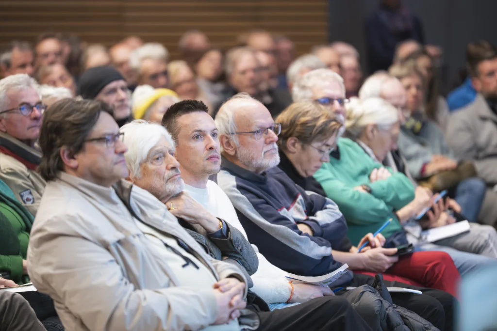 Publikum das einem Vortrag zu hört. 