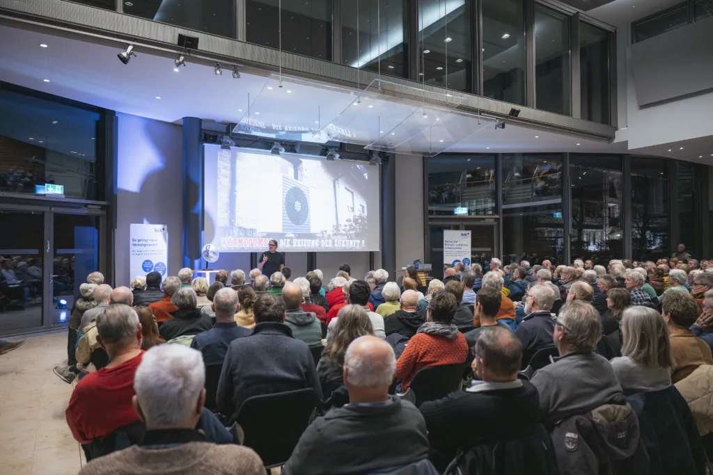 Publikum das dem Energiesparkommissar Carsten Herbert während seines Vortrags zuhört. 