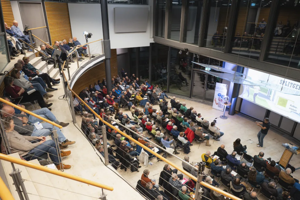 Vollbesetzter Saal und Empore in der IHK. 