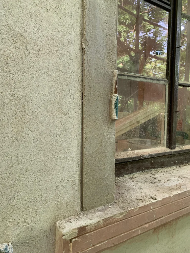 Ein Fenster ist von Außen zu sehen. Man sieht hier wie die Dämmung in der Nähe der Fenster erfolgt ist. 