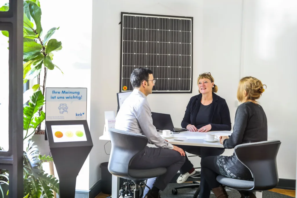 Zwei Kunden werden im Beratungszentrum der Karlsruher Energie- und Klimaschutzagentur beraten