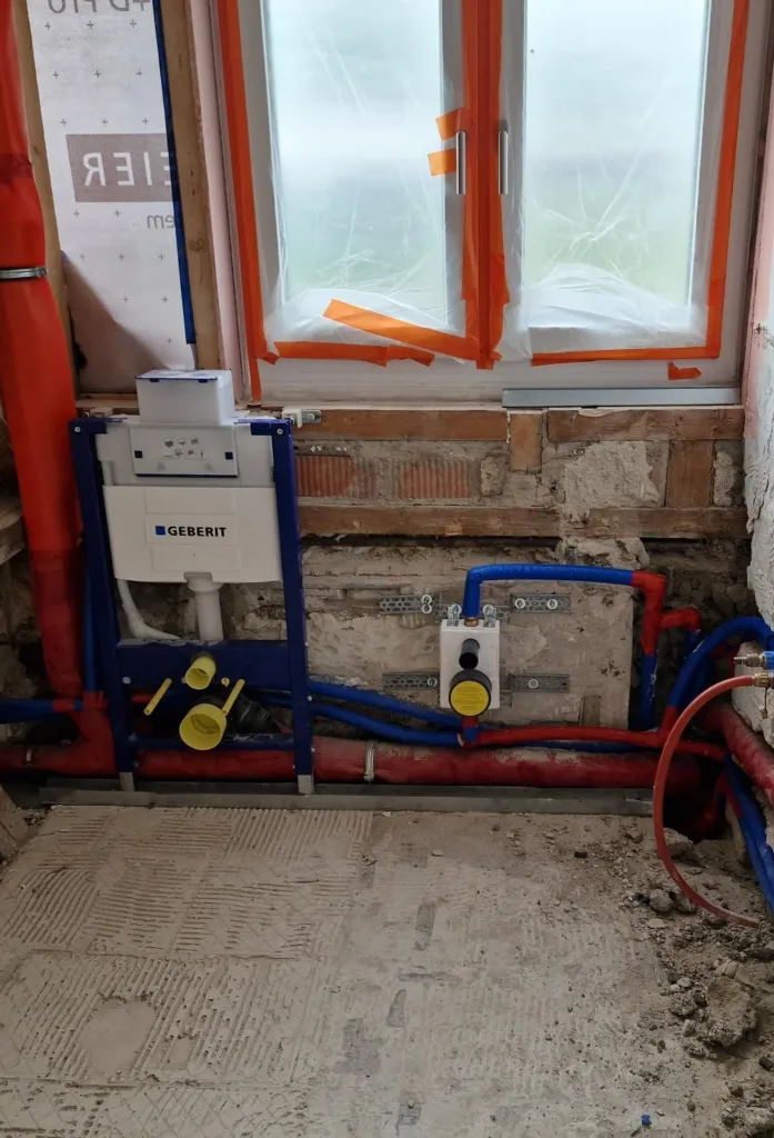 Das BAdezimmer von "Haus Durchblick" während der Sanierung.