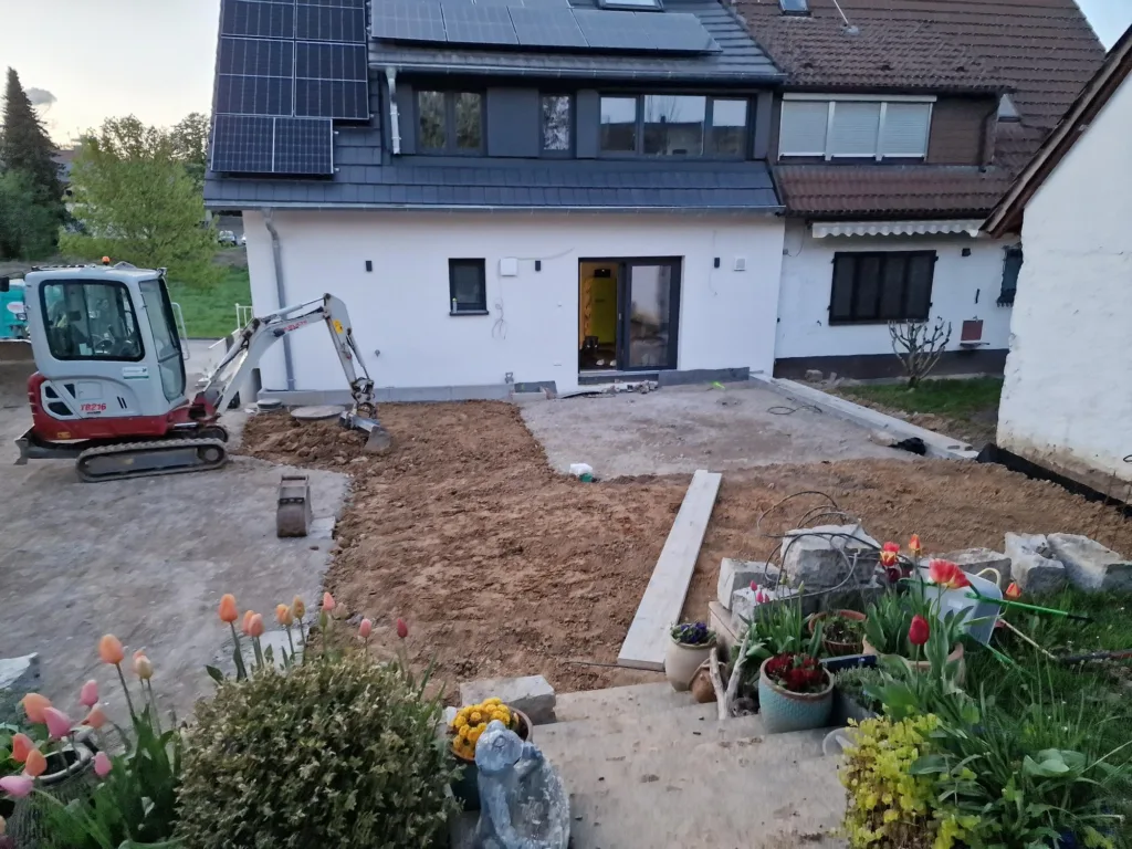 "Haus Durchblick" zu sehen vom Garten aus. Ein Bagger steht links im Bild.