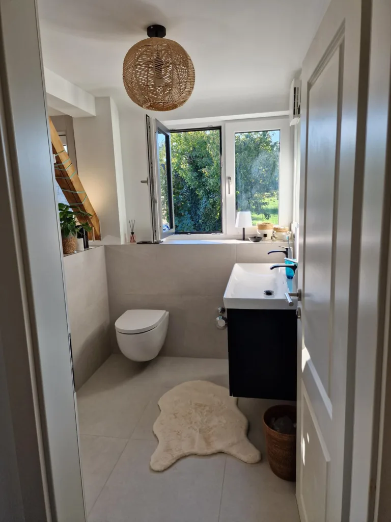 Das sanierte Bad von "Haus Durchblick". Modern und mit Blick ins Grüne.