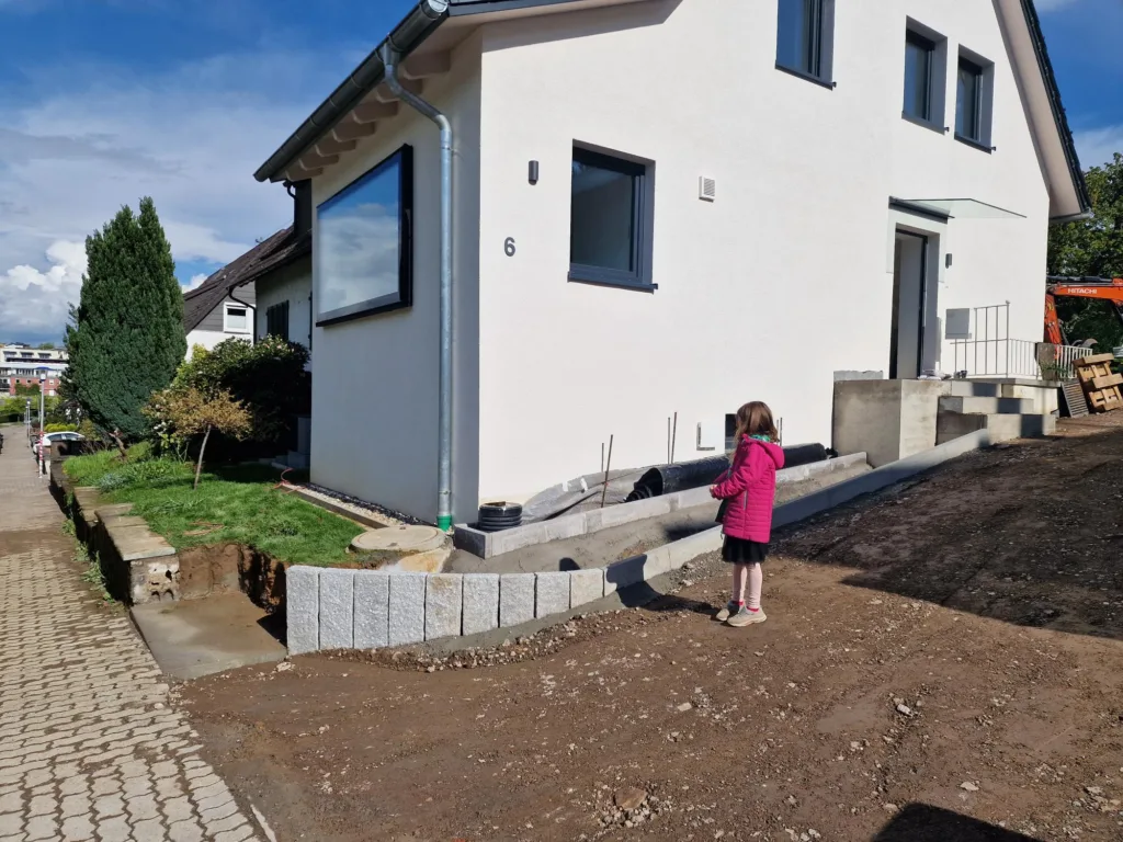 "Haus Durchblick" im gesamten zu sehen. Weiße Fassade mit großen Fenstern.