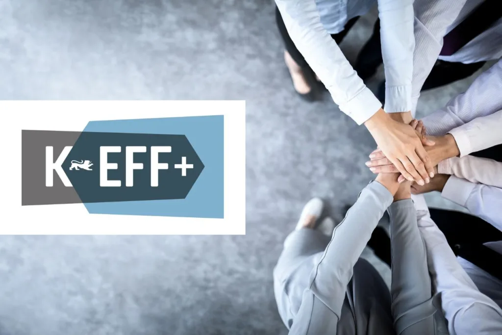KEFF+ Logo vor grauem Hintergrund. Rechts daneben halten 5 Personen ihre Hände übereinander.