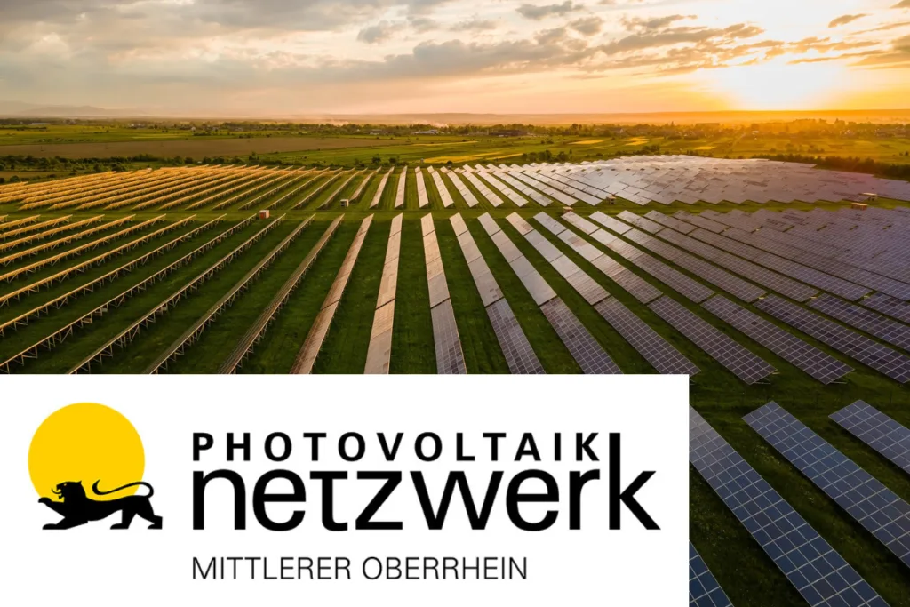Auf dem Bild zusehen ist eine große Freifläche mit unzähligen Photovoltaik-Modulen. Dabei handelt es sich um Freiflächen-PV. Außerdem ist das Logo des Photovoltaik-Netzwerk Mittlerer Oberrhein zu sehen.