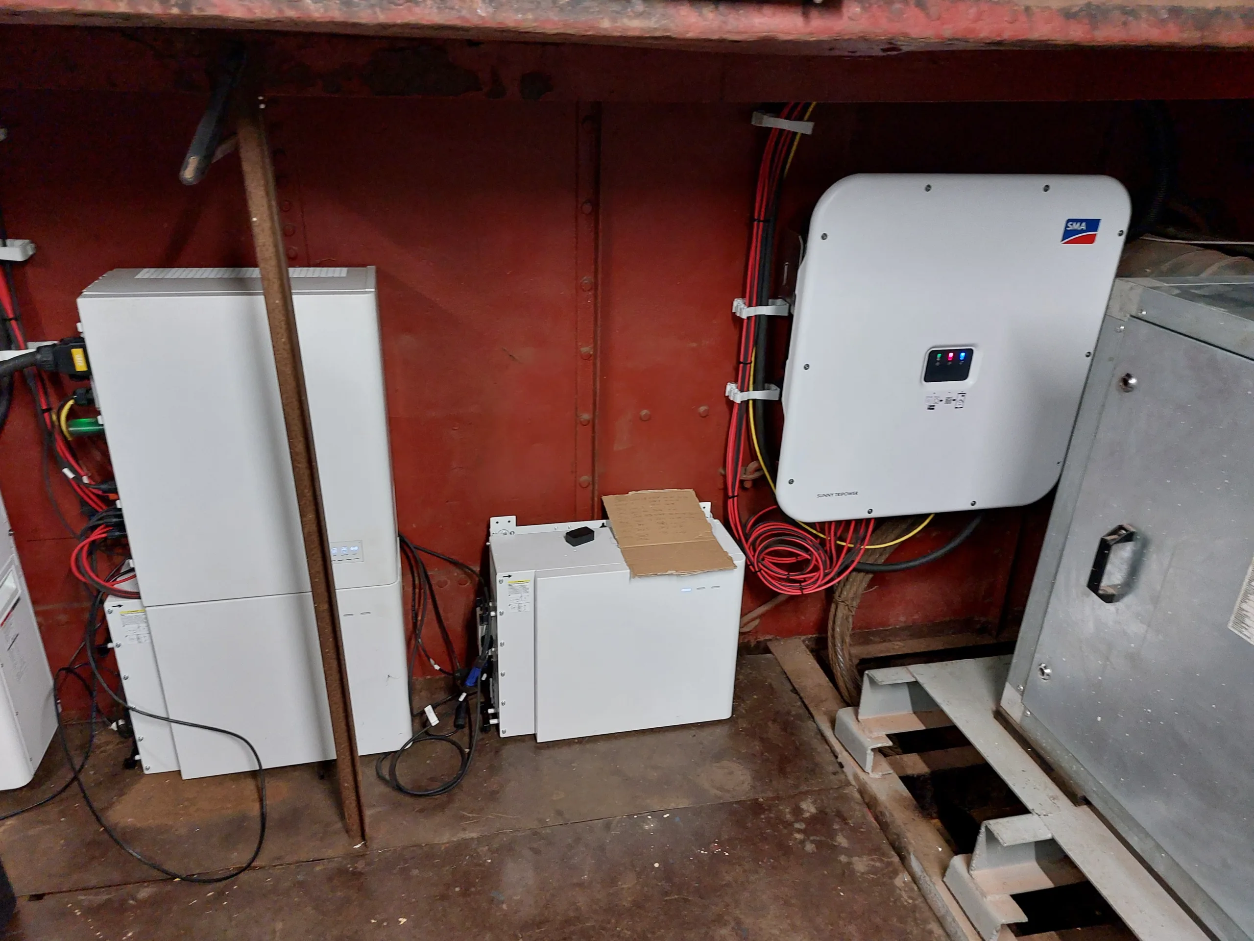 Man sieht im inneren des Bootes den Wechselrichter und den SPpeicher der PV-Anlage.