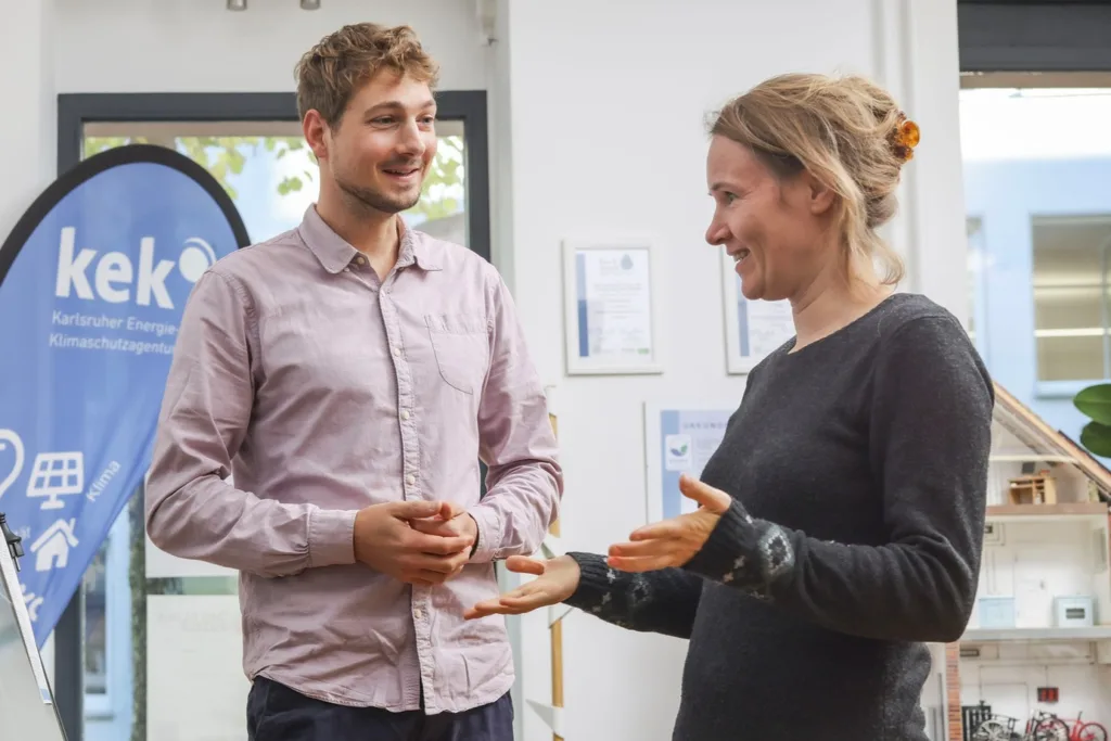 KEK-Energieberater Thomas berät eine Frau.