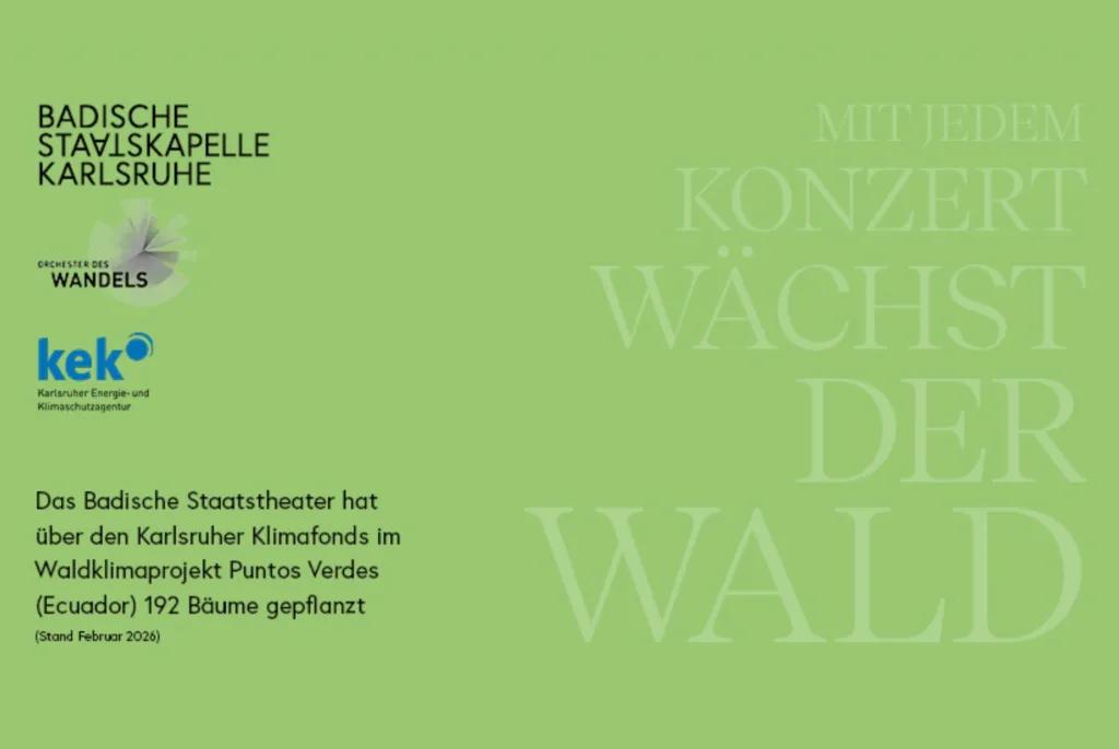 Ein Plakat mit dem Text: "Das Badische Staatstheater hat über den Karlsruher Klimafonds im Waldklimaprojekt Puntos Verdes (Ecuador) 192 Bäume (Stand Februar 2026) gepflanzt." ist auf dem Bild zu sehen.