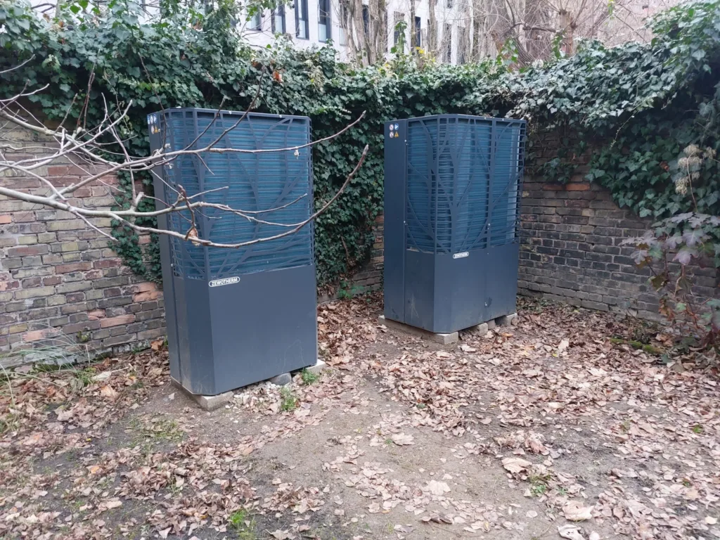Die zwei Wärmepumpen stehen im Hinterhof des Mehrfamilienhauses.