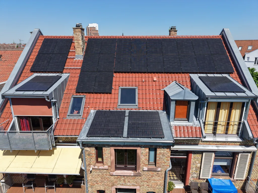 Auf dem Dach des Mehrfamilienhauses ist eine Photovoltaikanlage installiert worden.