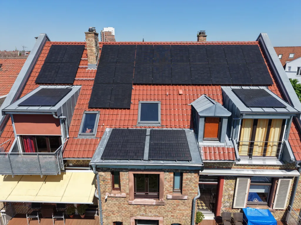 Auf dem Dach des Mehrfamilienhauses ist eine Photovoltaikanlage installiert worden.