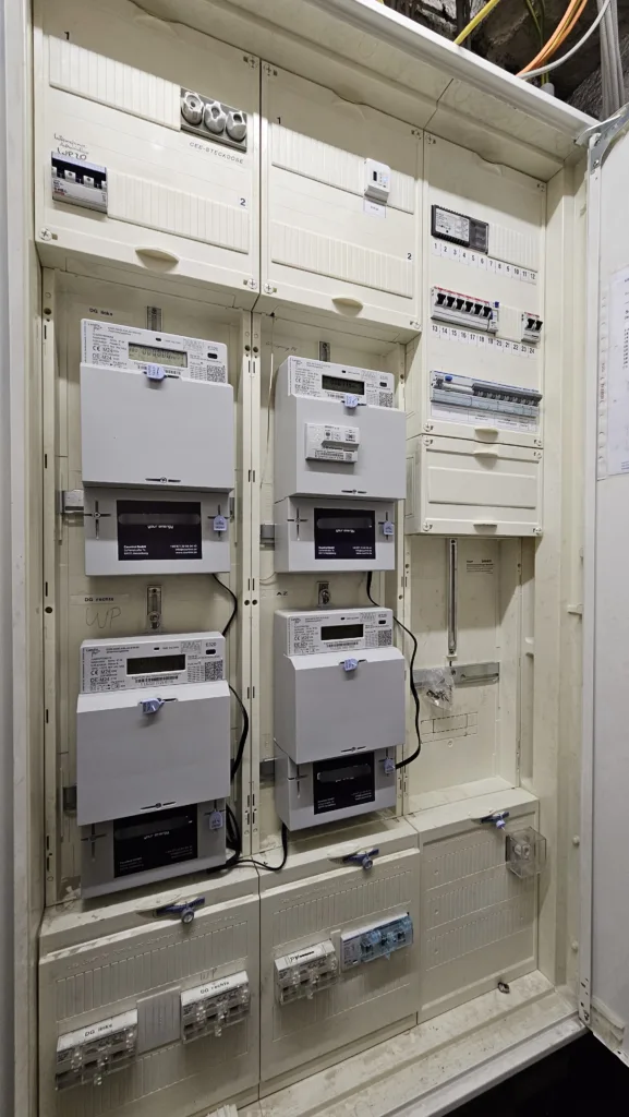 Es ist ein Zählerschrank zu sehen. Es sind Smart Meter installiert.