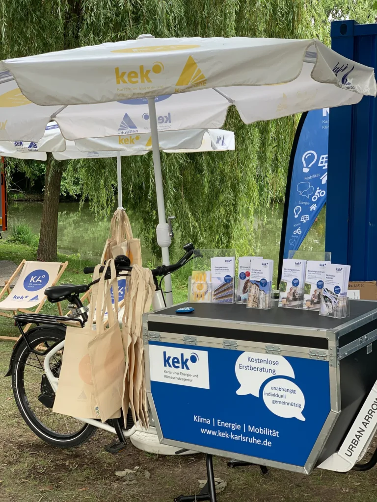 Auf dem Bild ist das Lastenrad der KEK zu sehen und Flyer.