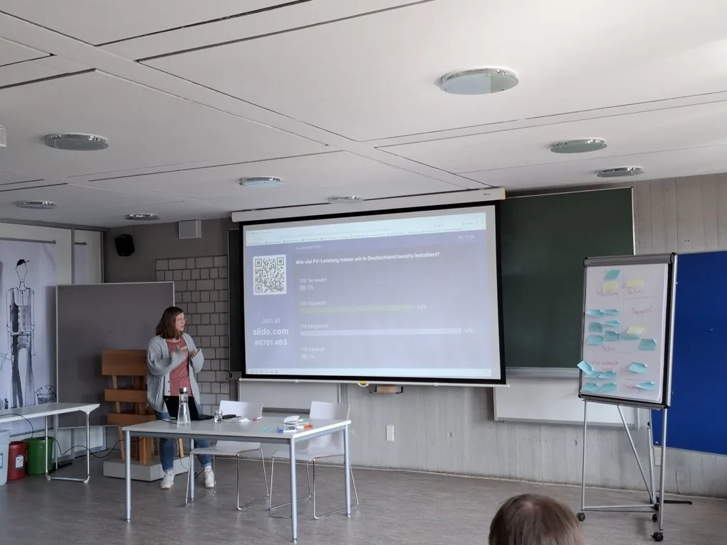 Klassenraum, in dem Vanessa HErhoffer, Mitarbeiterin der Karlsruher Energie und Klimaschutzagentur über Photovoltaik spricht.