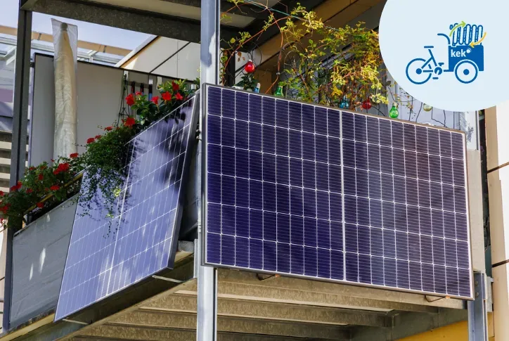 Auf dem Bild ist ein Balkon zu sehen mit zwei Photovoltaik-Modulen