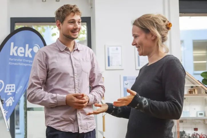 KEK-Energieberater Thomas berät eine Frau.
