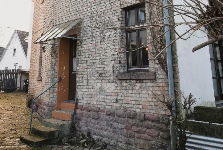 Max:Mini, altes Backhaus in Rüpurr, von außen zu sehen.