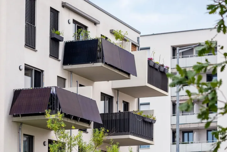 Auf dem Bild sind zwei Balkone zu sehen, an denen Steckersolaranlagen (Balkon-PV) montiert sind.