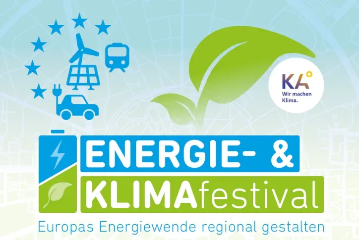 Zu sehen ist das Plakat für das Energie- und Klimafestival Karlsruhe. Es ist in den Farbein grün und blau gehalten und zeigt typische Symbole der Energiewende, wir Photovoltaik, Windrad, Nahverkehr...