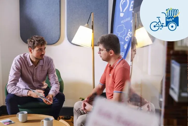 Ein Energieberater der KEK redet mit einem Kunden.