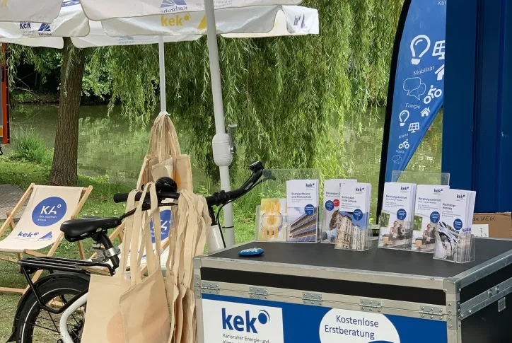 Auf dem Bild ist das Lastenrad der KEK zu sehen und Flyer.