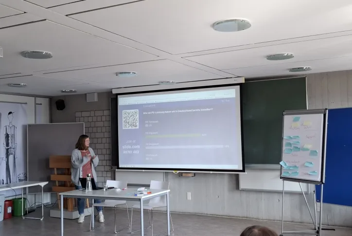Klassenraum, in dem Vanessa HErhoffer, Mitarbeiterin der Karlsruher Energie und Klimaschutzagentur über Photovoltaik spricht.