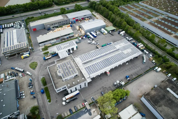 Drohnenaufnhame vom Firmenstandort der Martin Knirsch Kraftfahrzeuge GmbH im Gewerbegebiet Roßweid in Karlsruhe