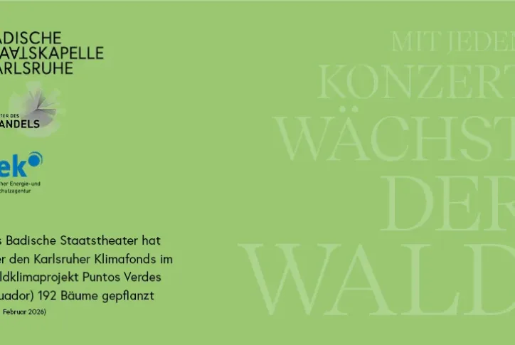 Ein Plakat mit dem Text: "Das Badische Staatstheater hat über den Karlsruher Klimafonds im Waldklimaprojekt Puntos Verdes (Ecuador) 192 Bäume (Stand Februar 2026) gepflanzt." ist auf dem Bild zu sehen.