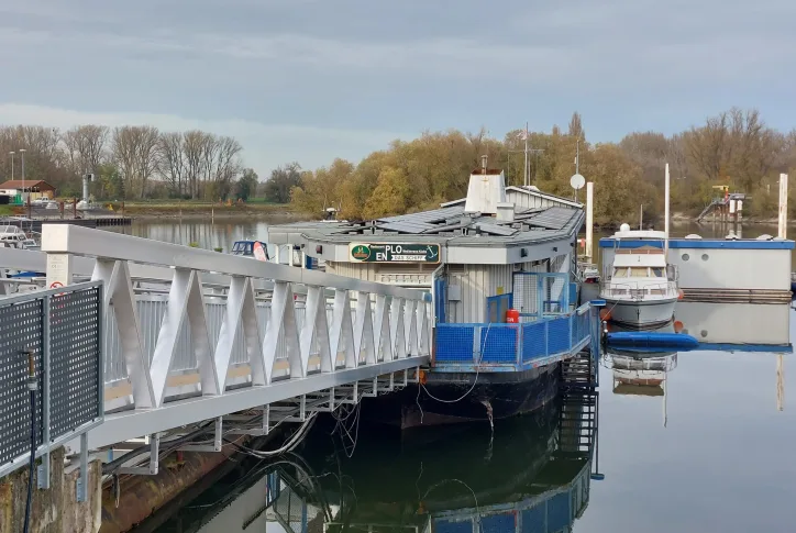 Steg im Maxauer Hafen. Am Ende ist das Vereinsschiff vom Motorboot Club Karlsruhe angelegt.
